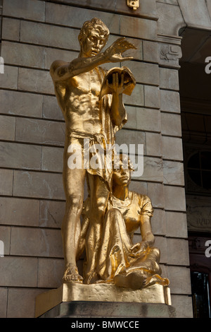 Statua d'oro al teatro drammatico reale Stoccolma Svezia Foto Stock