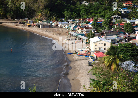 Caraibi, St Lucia, Anse La Raye villaggio e la spiaggia Foto Stock