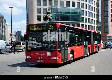 Red bus articolato, Holborn Circus, Holborn, City of London, Greater London, England, Regno Unito Foto Stock