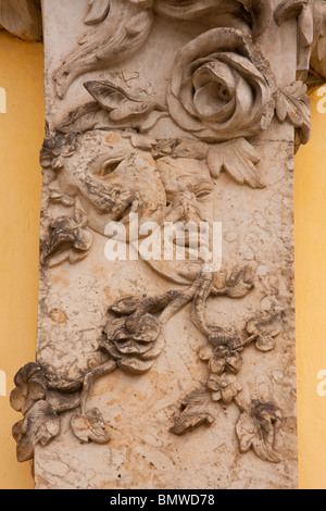 Maschere intagliate e la ghirlanda di fiori a Sans Souci Palace di Potsdam in Germania Foto Stock