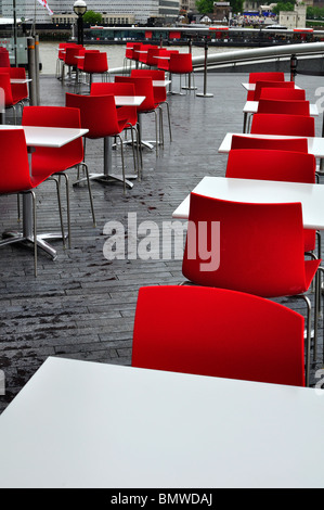 Tavoli bianchi con sedie rosse al di fuori di un ristorante a Londra Foto Stock