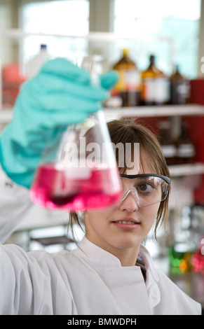 Stagista assistente di laboratorio presso azienda Evonik company, Marl, Germania Foto Stock
