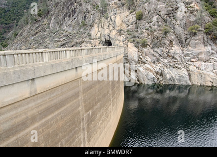 L'O'Shaughnessy Dam formante la Hetch Hetchy serbatoio. Foto Stock