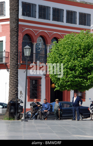 Anziani spagnoli nella Plaza de San Fernando, Carmona, provincia di Siviglia, in Andalusia, Spagna, Europa occidentale. Foto Stock