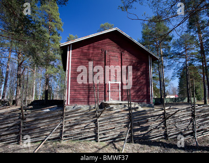 Suonenjoki città museo Suonenjoen kotiseutumuseo in un vecchio deposito di grano ( granaio ) fatte di tronchi e dipinte con ocra rossa paint , Finlandia Foto Stock