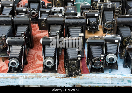 Fotocamere Vintage in stallo in mercato di Portobello Road, Londra, Inghilterra, Regno Unito Foto Stock