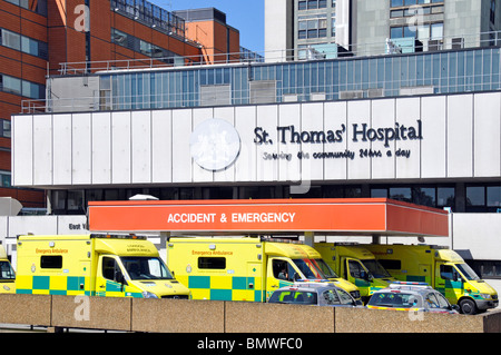 Le ambulanze in entrata in ospedale per incidente & dipartimento di emergenza Foto Stock