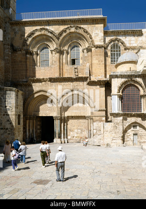 Ingresso principale della chiesa del Santo Sepolcro nel Quartiere Cristiano della Città Vecchia di Gerusalemme Foto Stock
