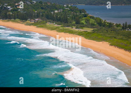 Guardando verso il basso sulla Sydney Palm Beach e Pittwater sul nord di Sydney, Nuovo Galles del Sud, Australia Foto Stock