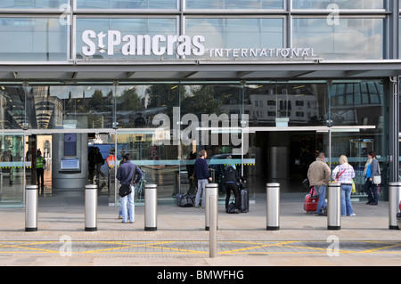 St Pancras International terminal Eurostar della stazione ferroviaria di ingresso Foto Stock