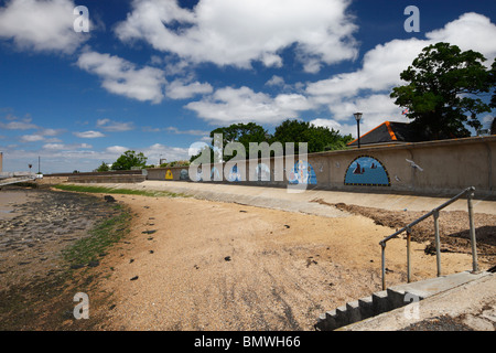 Benvenuto a Queenborough murale, dipinta sul mare difese. Foto Stock