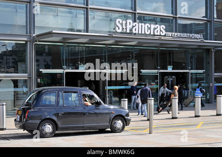 St Pancras International terminal Eurostar della stazione ferroviaria di ingresso ed una stazione di taxi Foto Stock