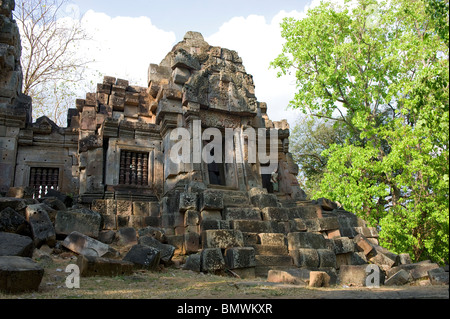 Un bambino tra le rovine di Wat Ek Phnom vicino a Battambang in Cambogia Foto Stock