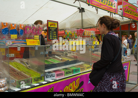 Acquisto di caramelle da uno stallo Pori Satakunta Finlandia Europa Foto Stock