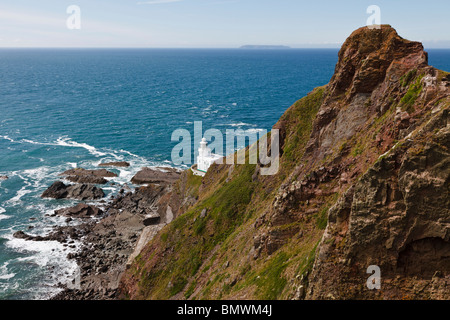 Hartland Point lighthouse e vista verso Lundy Island, Devon, Inghilterra Foto Stock