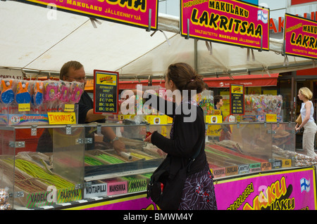 Acquisto di caramelle da uno stallo Pori Satakunta Finlandia Europa Foto Stock