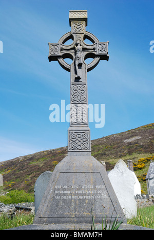 Croce celtica presso il cimitero sulla Bardsey Island, il Galles del Nord Foto Stock