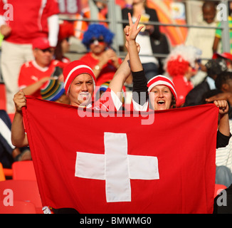 SWISS ventole con bandiera CILE V SVIZZERA NELSON MANDELA BAY STADIUM DI PORT ELIZABETH SUDAFRICA 21 Giugno 2010 Foto Stock