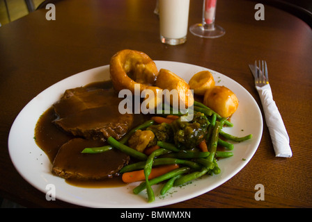 Domenica arrosto di manzo con patate arrosto e verdure in un ristorante in Liverpool England Regno Unito Europa Foto Stock