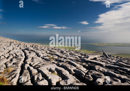 Pavimentazione di pietra calcarea, su Abbey Hill, Burren, Co Clare, affacciato Aughinish isola nella baia di Galway, Irlanda Foto Stock