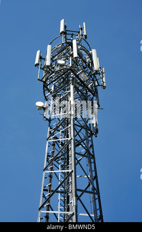 MOBILE PHONE MAST SHOT su una soleggiata giornata contro un cielo blu Foto Stock