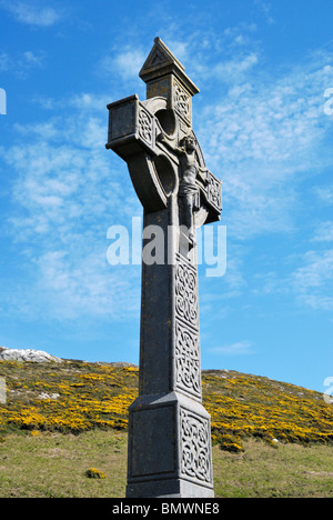 Croce celtica presso il cimitero sulla Bardsey Island, il Galles del Nord Foto Stock