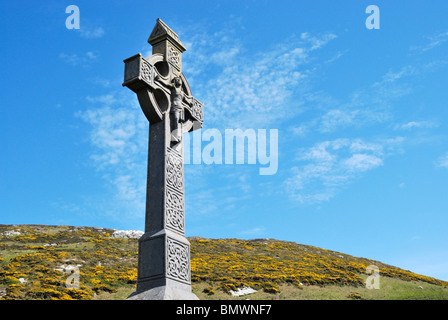 Croce celtica presso il cimitero sulla Bardsey Island, il Galles del Nord Foto Stock