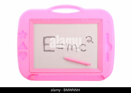 Rosa disegno magnetico scheda con Einstein equazione di isolato su bianco Foto Stock