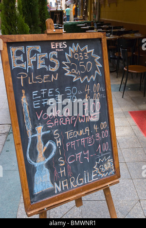 Segno di un cafe che serve birra e acqua tubi Istiklal Caddesi street Beyoglu Istanbul Turchia Europa Foto Stock