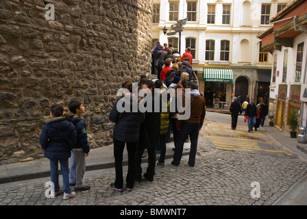 La gente in coda alla Torre Galata (Kulesi Sokak) Beyoglu district Istanbul Turchia Europa Foto Stock