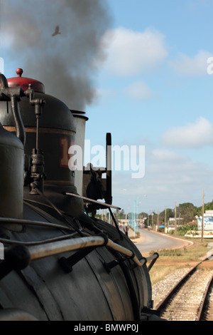 Cuba, Remedios, il Firemans visualizza come una locomotiva a vapore viaggia verso il binario verso Remedios Foto Stock