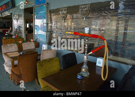 Il cafe bar con nargile tubazione acqua ponte Galata Istanbul Turchia Europa Foto Stock