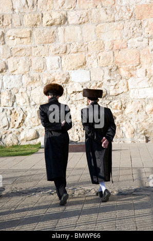 Hasidic ebrei a piedi fuori dalla Porta di Jaffa parete in Gerusalemme Foto Stock