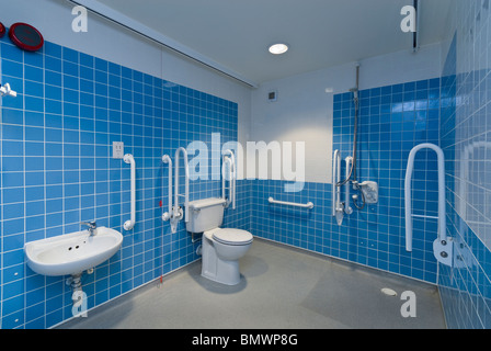 Disabili Accesso per disabili Bagno con maniglioni e wc Foto stock - Alamy