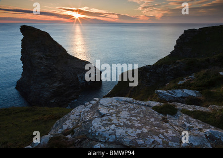 Tramonto dietro a Long Island vicino Trevalga sulla North Cornish Coast. Foto Stock