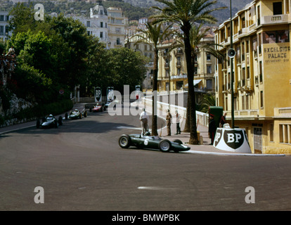 Graham Hill nel BRM P57 conduce il Grand Prix di Monaco del 1963, che è andato a vincere Foto Stock