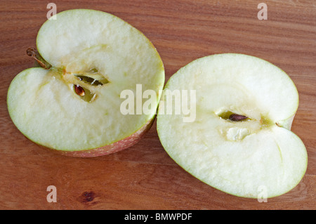 Mangiare apple tagliati a metà Foto Stock