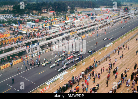 Griglia di partenza per il 1967 grande Prix francese presso il Circuito Bugatti di Le Mans. Ha vinto da Jack Brabham nel Brabham-Repco BT24 Foto Stock