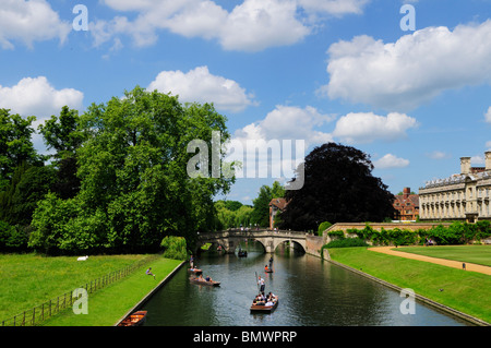 Punting sul fiume Cam da Kings Bridge guardando verso il ponte di Chiara, Cambridge, Inghilterra, Regno Unito Foto Stock