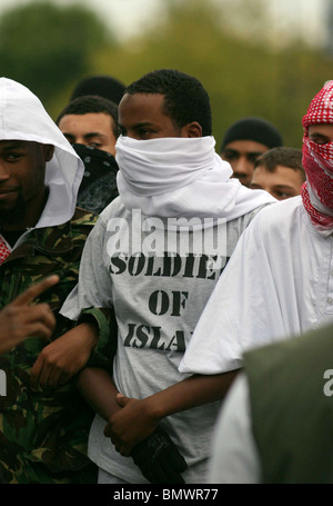 Anti-ala destra giovani e Inglese Lega di difesa si scontrano con la polizia al rally il 9 settembre 2009 a Harrow in Inghilterra. Foto Stock