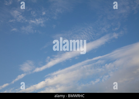 Wispy nuvole bianche rendono patterns contro un cielo blu in una tarda serata estiva in il giorno più lungo dell'anno in Inghilterra Settentrionale Foto Stock