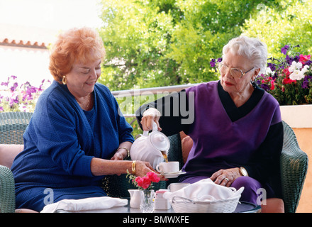 Due donne anziane che bevono il tè, Florida, USA 1996 Foto Stock