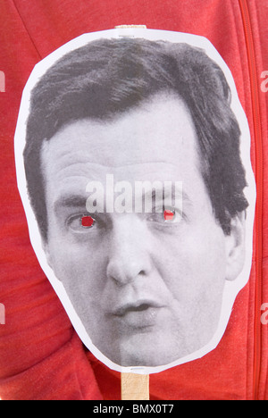 George Osborne mask prima giornata di bilancio. Governo di coalizione dimostrazione esterna di Downing Street London UK HOMER SYKES Foto Stock