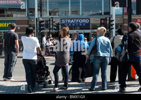 Pedoni in attesa di attraversare la strada al semaforo del centro di Stratford East London Inghilterra England Regno Unito KATHY DEWITT Foto Stock