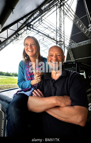 Glastonbury Festival fondatore Michael Eavis con sua figlia Emily, foto della fase della piramide Maggio 2008 Foto Stock