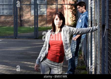 Gli adolescenti appendere fuori in area urbana Foto Stock