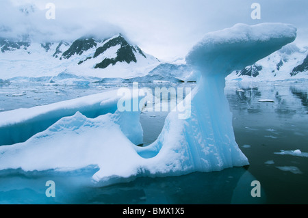 L'Antartide, Penisola Antartica, iceberg scolpito nella neve. Foto Stock