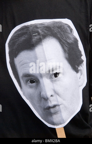 Maschere utilizzate in George Osborne primo bilancio giorno dimostrazione esterna di Downing Street. Londra REGNO UNITO HOMER SYKES Foto Stock