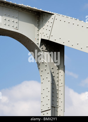 Rivettatura del ponte in ferro di supporto struttura del fascio Foto Stock