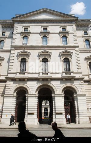 Servizio civile il Foreign Office e gli uffici del Commonwealth funzionari pubblici a Kings Charles Street Whitehall. Londra Regno Unito 2010 2010s HOMER SYKES Foto Stock